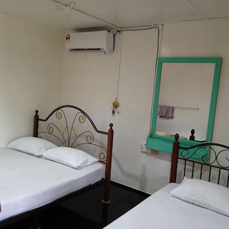Готель Nazri Nipah Camp Pangkor Кампунг-Телюк-Ніпа Номер фото